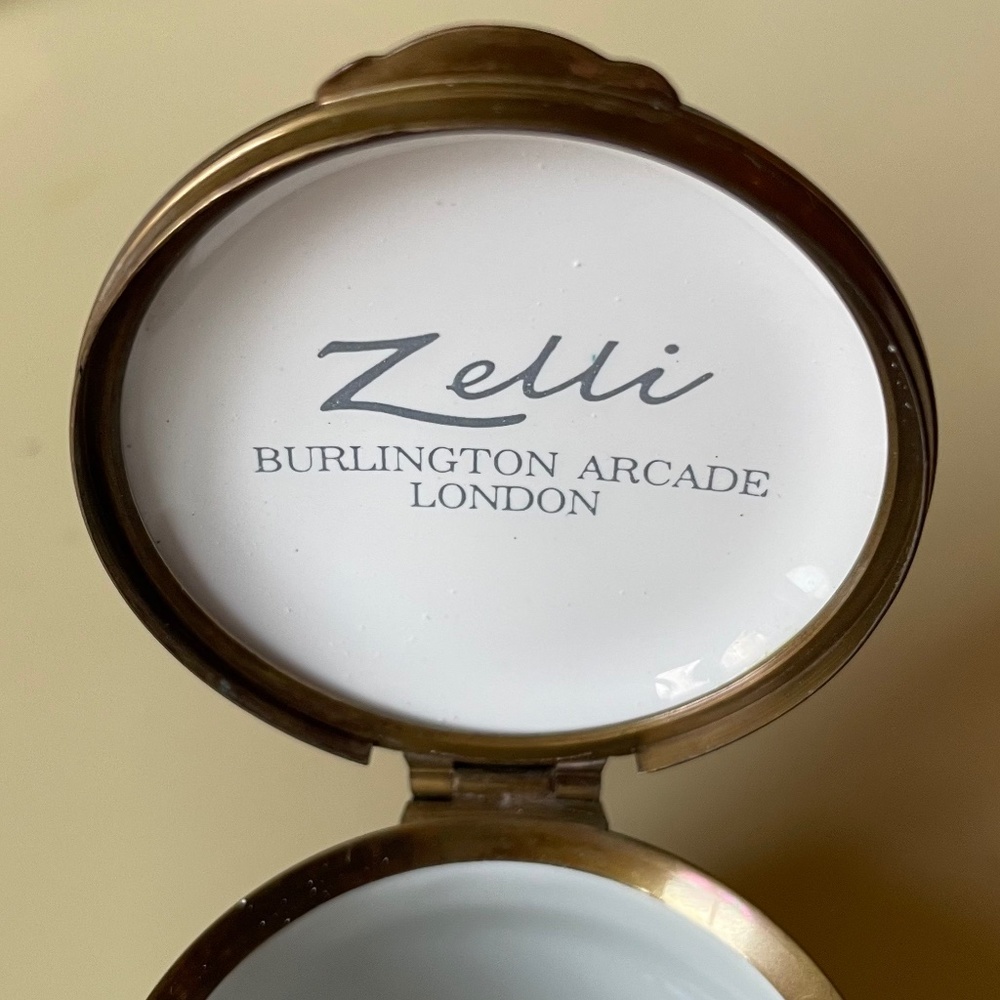 Crummles & Co. Enamel Pill/Snuff Box - Zelli, Burlington Arcade, London - Picture 8 of 10